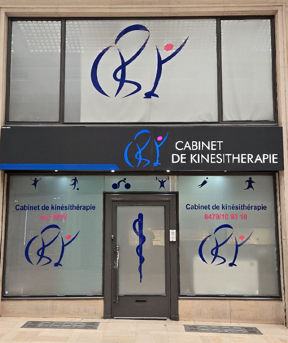 La vitrine du cabinet de kinésithérapie Pieret à Charleroi